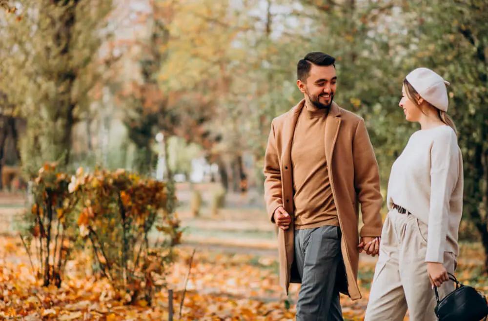 парень-и-девушка-гуляют-по-парку